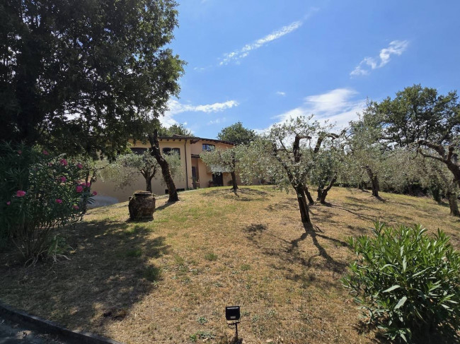 Villa for sale in Lucca