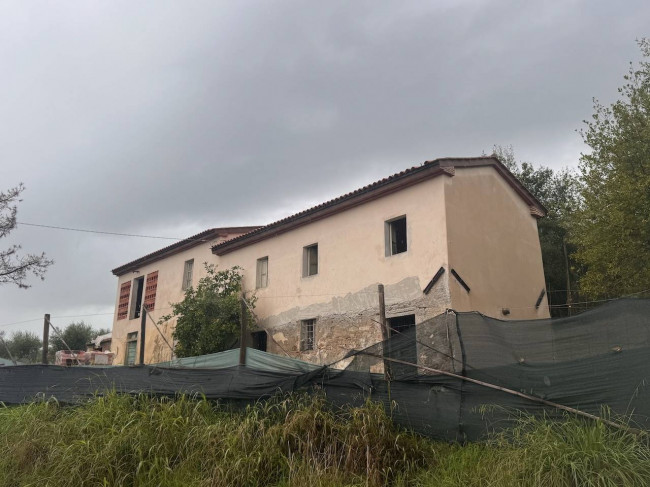 Farmhouse for sale in Pescia