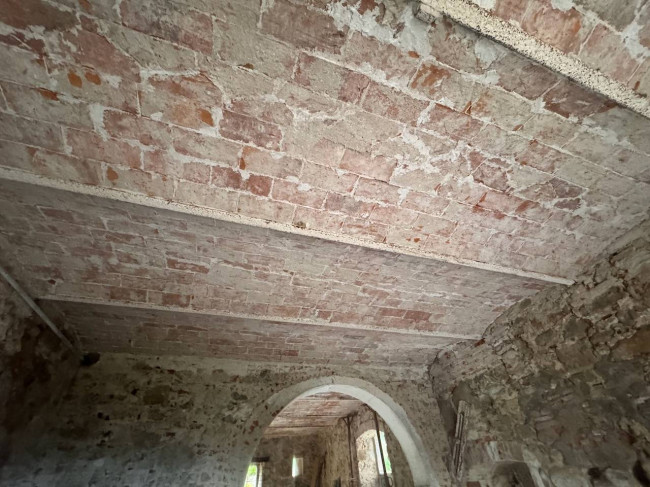 Farmhouse for sale in Pescia