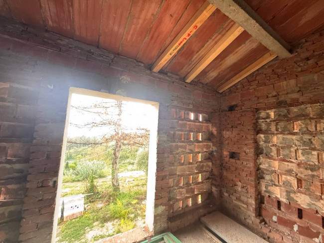 Farmhouse for sale in Pescia