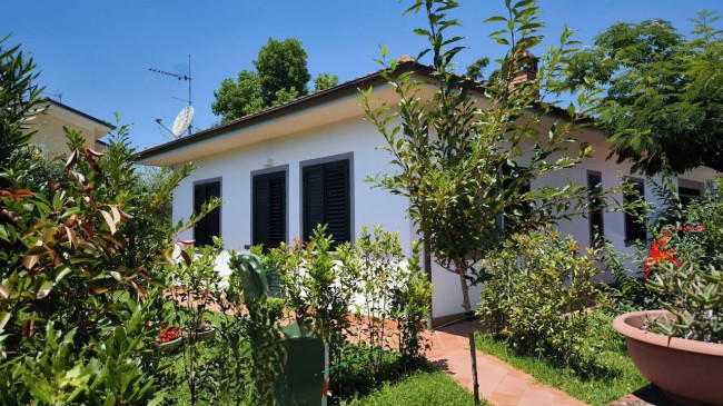 Villa  bifamiliare in vendita a Lucca