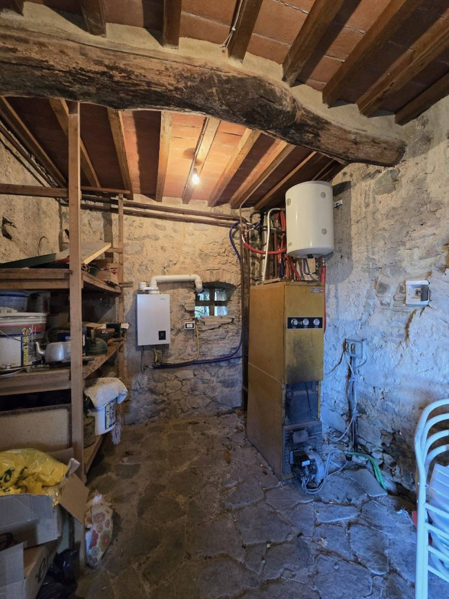 Farmhouse for sale in Camaiore