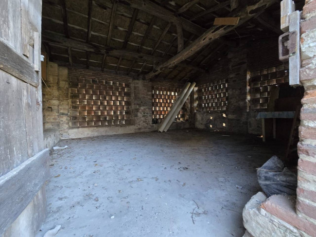 Farmhouse for sale in Camaiore