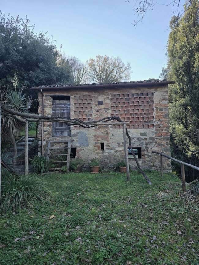 Farmhouse for sale in Camaiore