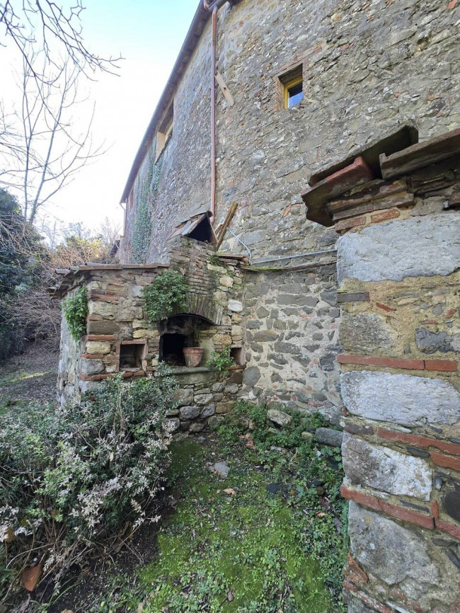 Farmhouse for sale in Camaiore