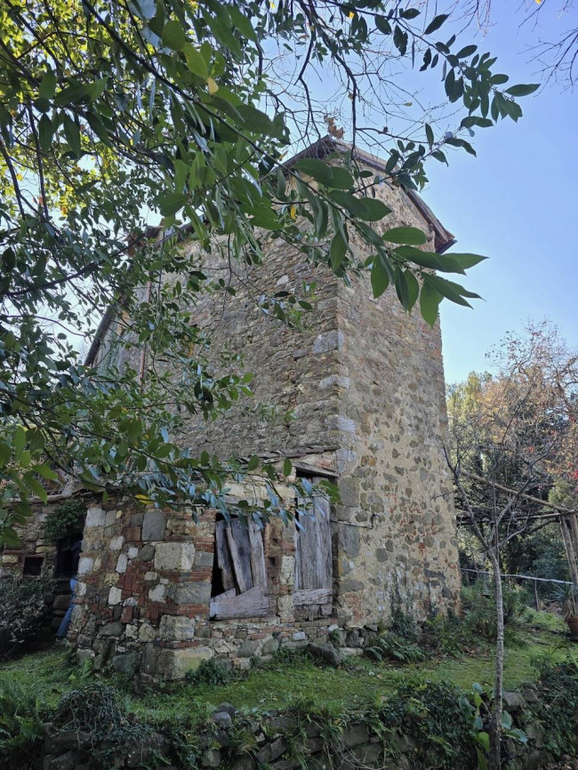 Farmhouse for sale in Camaiore