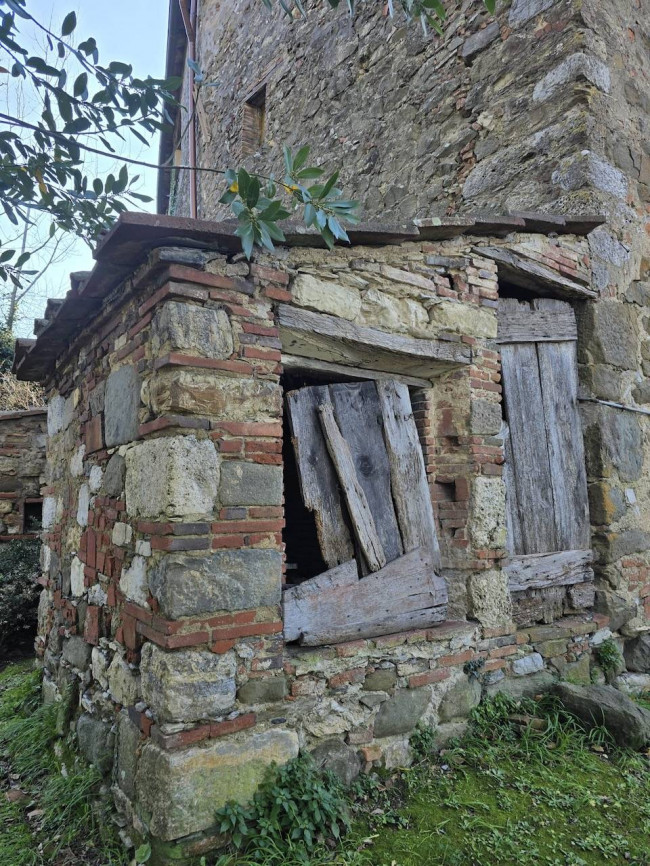 Farmhouse for sale in Camaiore