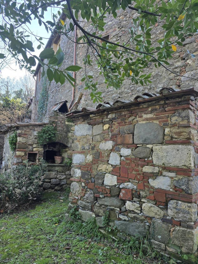 Farmhouse for sale in Camaiore