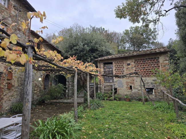 Farmhouse for sale in Camaiore