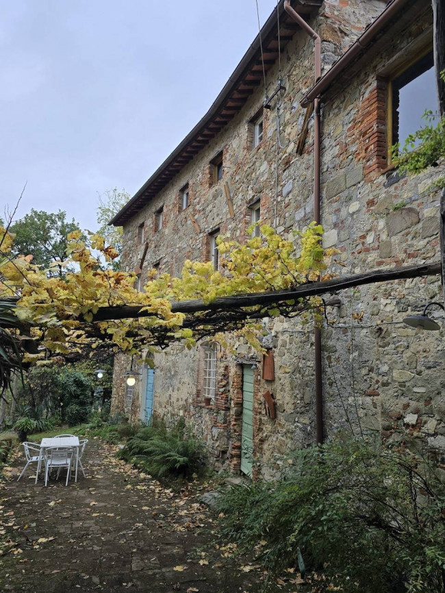 Farmhouse for sale in Camaiore