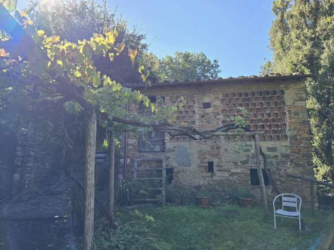 Farmhouse for sale in Camaiore