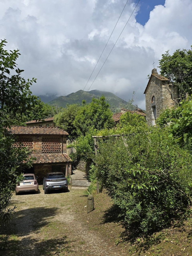 Farmhouse for sale in Camaiore