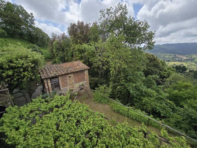 Farmhouse for sale in Camaiore