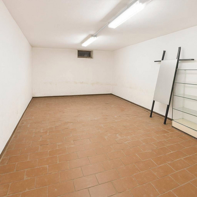 FONDO COMMERCIALE in vendita a Lucca