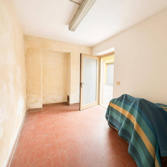 FONDO COMMERCIALE in vendita a Lucca