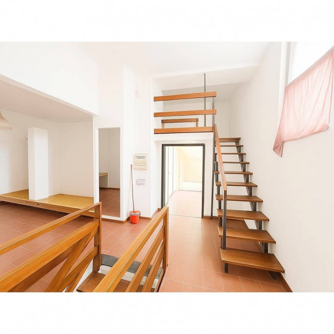 FONDO COMMERCIALE in vendita a Lucca