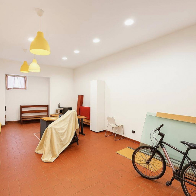 FONDO COMMERCIALE in vendita a Lucca