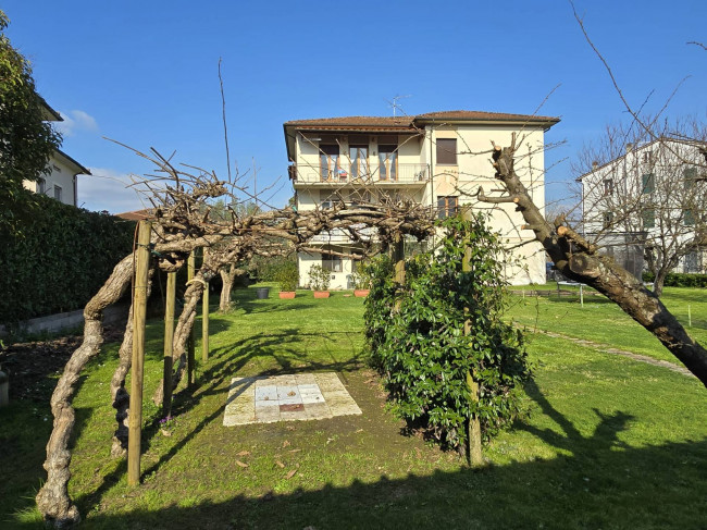 Villa  bifamiliare in vendita a Lucca