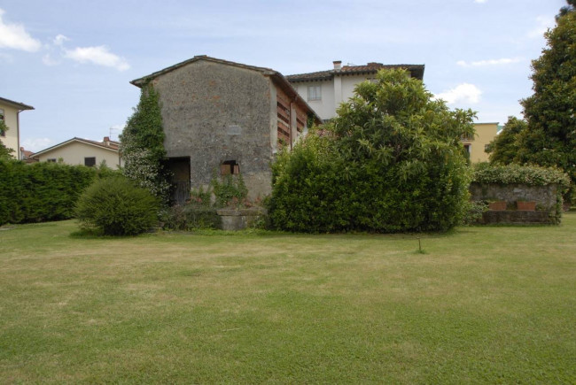 Farmhouse for sale in Lucca