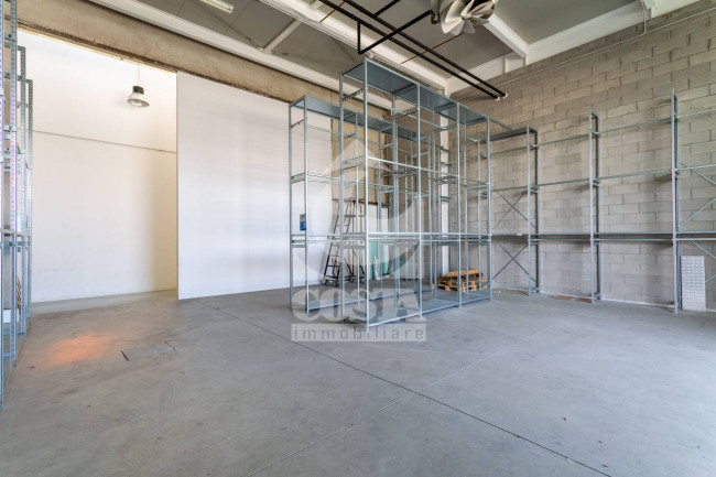 CAPANNONE/LOCALE COMMERCIALE in vendita a Argelato