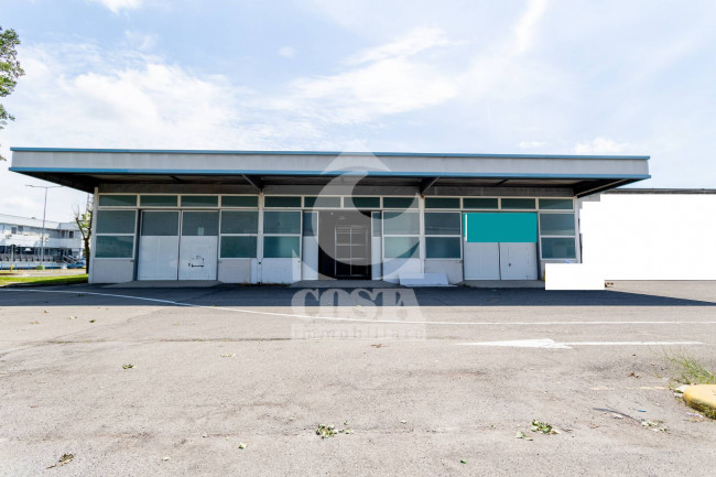 CAPANNONE/LOCALE COMMERCIALE in vendita a Argelato