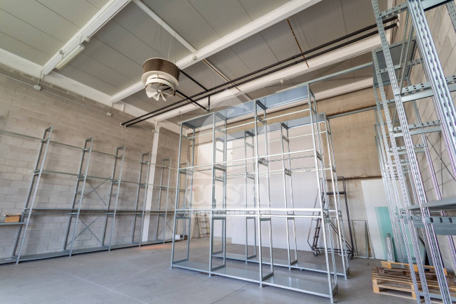 CAPANNONE/LOCALE COMMERCIALE in vendita a Argelato