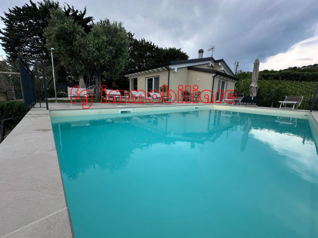 Villa in vendita a Acquaviva Picena