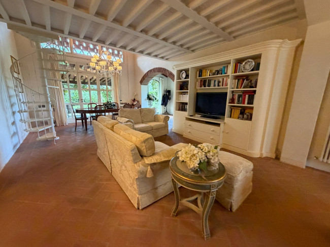 Villa in Vendita a Cascina
