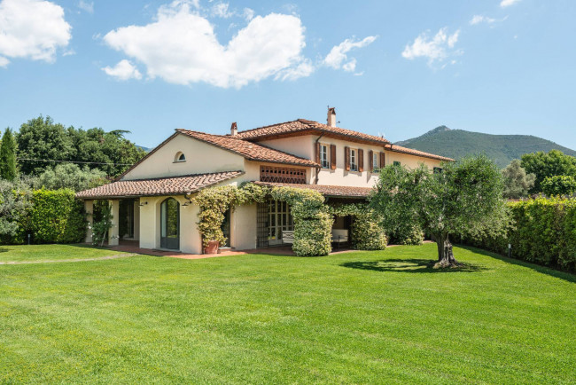 Villa in Vendita a Cascina
