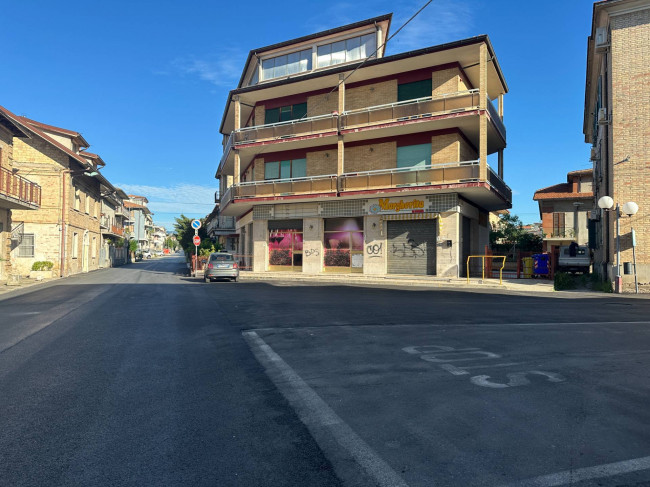 Locale commerciale in Affitto a Spinetoli