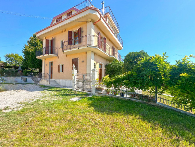 Villa in Vendita a Castel di Lama