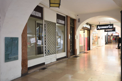 Geschäftslokal in der Bozner Laubengasse, im Herzen der Bozner Altstadt zu vermieten