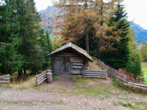 Urige Almhütte in sonniger Alleinlage in unmittelbarer Nähe vom Karerpass zu verkaufen