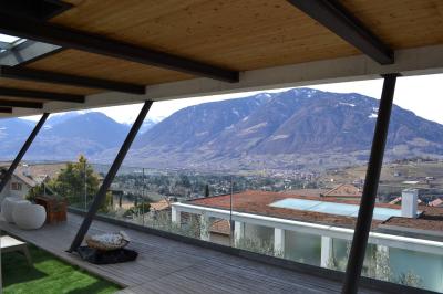 Elegante Villa mit wunderschöner Aussicht auf die Stadt Meran in ruhiger Lage in Schenna zu verkaufen