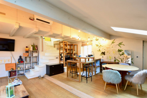 Exklusive 2-Zimmer-Attikawohnung (duplex) mit Dachterrasse im Herzen der Bozner Laubengasse zu vermieten.