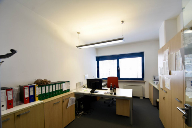 Attraktive Gewerbeimmobilie mit vielseitigen Büroflächen und Wohnmöglichkeit in Terlan, Südtirol
