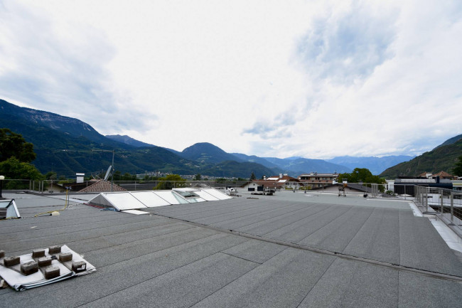 Attraktive Gewerbeimmobilie mit vielseitigen Büroflächen und Wohnmöglichkeit in Terlan, Südtirol