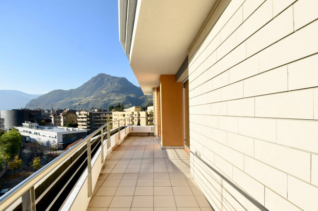 Helle Vierzimmerwohnung mit großer Terrasse von 43 m²