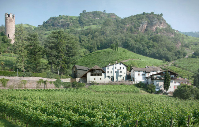Stilvolle 3-Zimmer-Wohnung mit Balkon, zwei Garagen und Pool in den Weinbergen von Bozen Gries