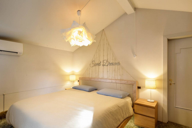 Exklusive 2-Zimmer-Attikawohnung (duplex) mit Dachterrasse im Herzen der Bozner Laubengasse zu vermieten.