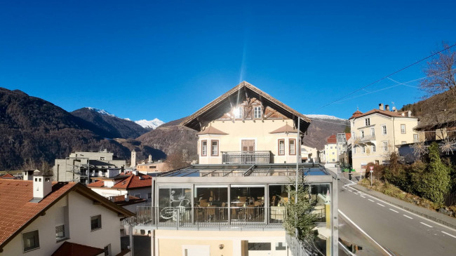 Vielseitig nutzbares Gewerbeobjekt mit Stellplätzen und Ausblick in Mals