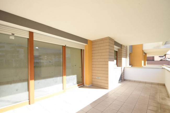 Dreizimmerwohnung mit großen Fenstern und zwei Terrassen