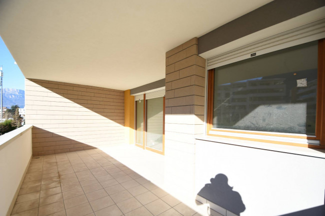 Dreizimmerwohnung mit großen Fenstern und zwei Terrassen