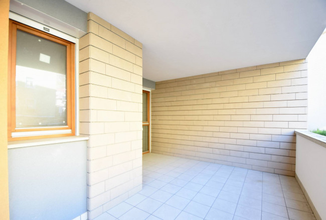 Dreizimmerwohnung mit großen Fenstern und zwei Terrassen