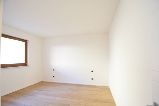 Dreizimmerwohnung mit großen Fenstern und zwei Terrassen
