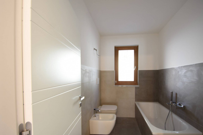 Dreizimmerwohnung mit großen Fenstern und zwei Terrassen