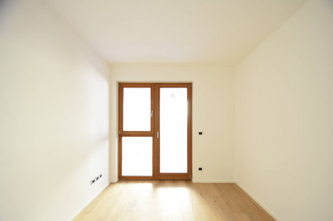 Dreizimmerwohnung mit großen Fenstern und zwei Terrassen
