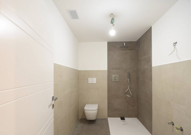Dreizimmerwohnung mit großen Fenstern und zwei Terrassen