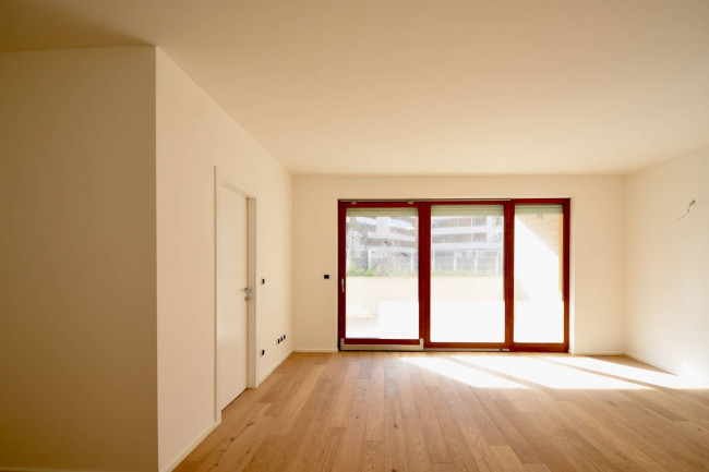 Dreizimmerwohnung mit großen Fenstern und zwei Terrassen