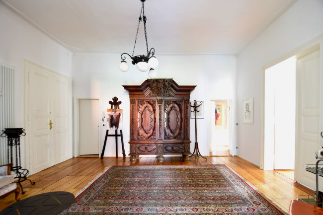 Elegante Stadtwohnung in historischem Ambiente mit überdachtem Stellplatz